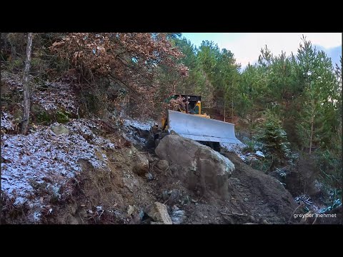 How does the Caterpillar D7G bulldozer handle block rocks? #bulldozer #caterpillar