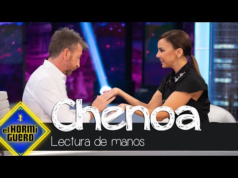 Pablo Motos lee la mano de Chenoa y se 'moja' prediciendo su futuro - El Hormiguero