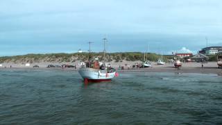 preview picture of video 'Fischkutter fährt auf Strand in Løkken‎ - Dänemark'