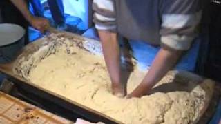 preview picture of video 'Breadmaking in Transylvanian Village'