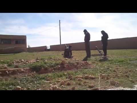 تجهيز صاروخ محلي الصنع قبل عناصر الجيش الحر لضرب الفوج 93 في مدينة الرقة في محافظة الرقة