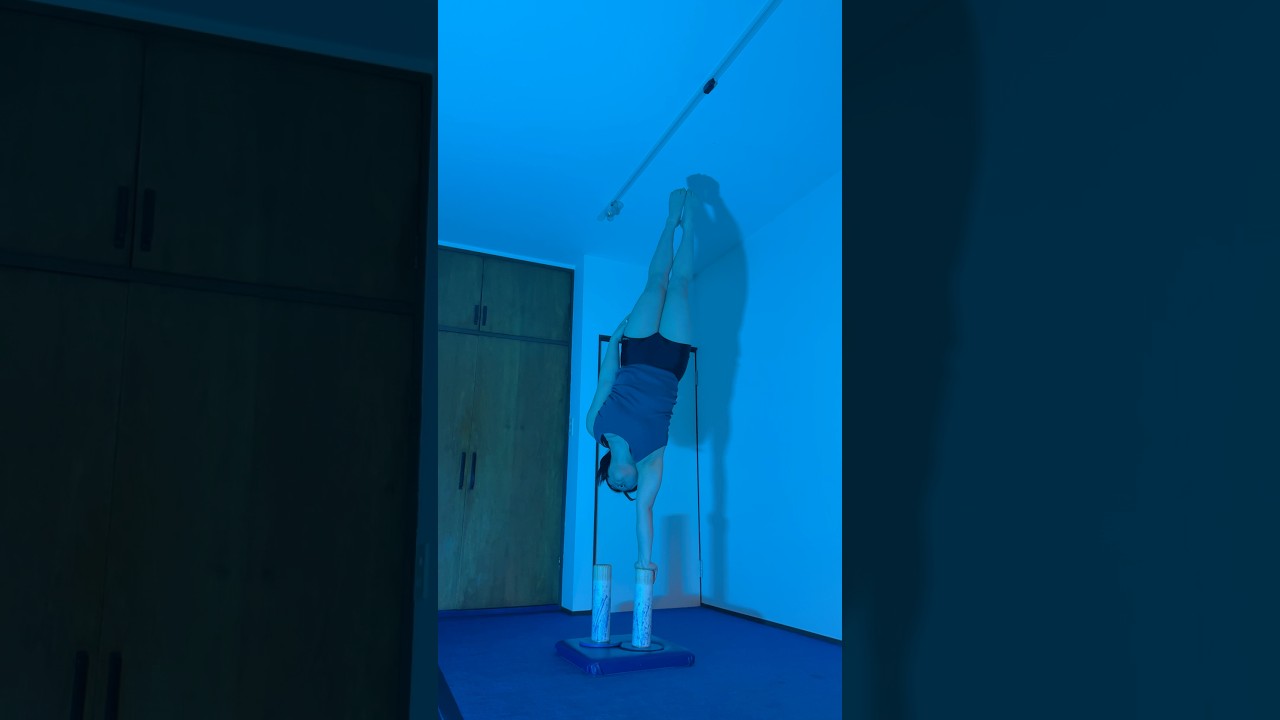 さすがに青すぎてインスタには採用されなかった動画👉🏻👈🏻#倒立 #handbalance #handbalancing #circus #acrobatics #shorts