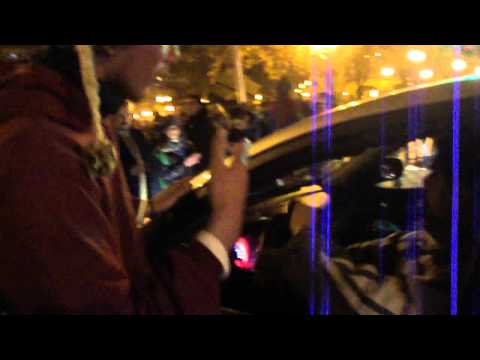 Prepotente conductor no respeta marcha y tira su auto contra jóvenes en cacerolazo ñuñoa 05/08/11