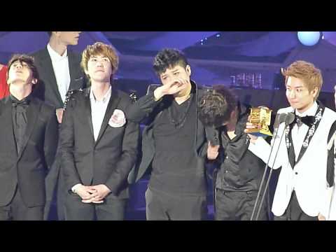 111129 Super Junior Crying during Winning Speech - 2011 MAMA in Singapore