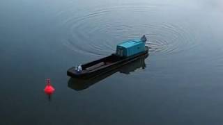 preview picture of video 'Narrowboat catching a buoy'