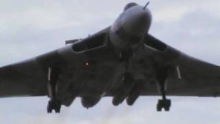 preview picture of video 'Avro Vulcan XH558 1st July 2010'
