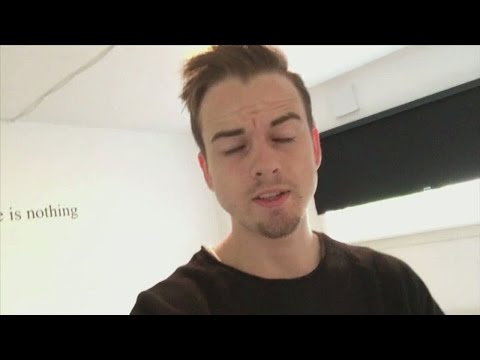 Kevin Nilsson tar en whisky för att få fart på dagen - Singelliv (TV4)