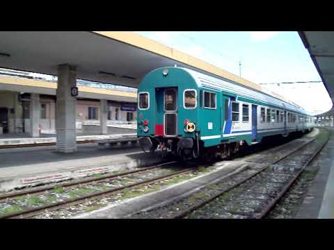 Treno regionale in partenza dalla stazione di Catania Centrale