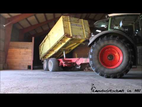 Moderne Landwirtschaft beim Dreschen bis in die Nacht