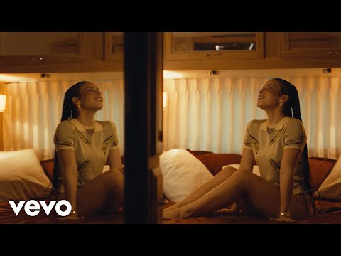 Zhamira Zambrano - No Me Quiero Ir (Official Video)