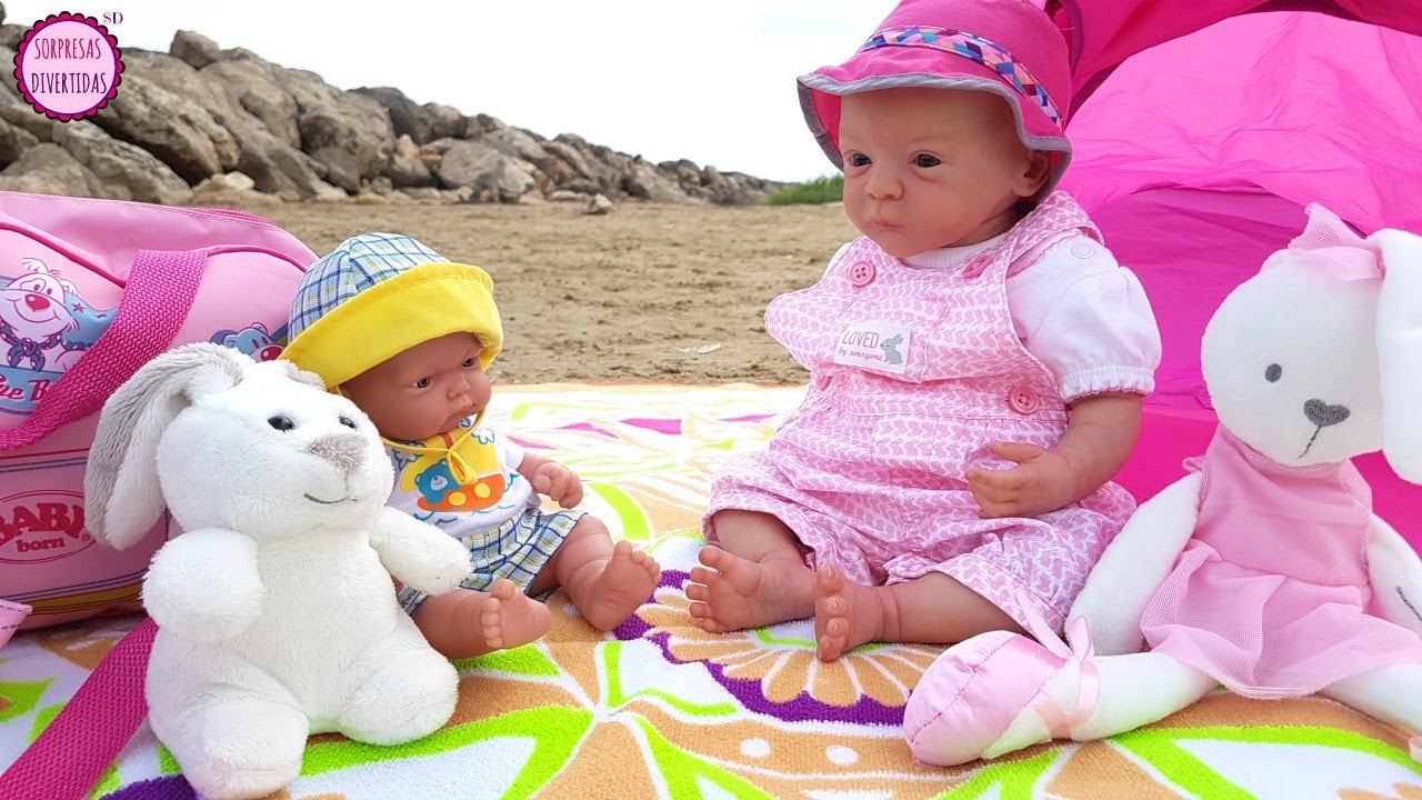 Mis muñecos bebés van a la playa 🌴🌞 Lindea y Ben juegan en el mar