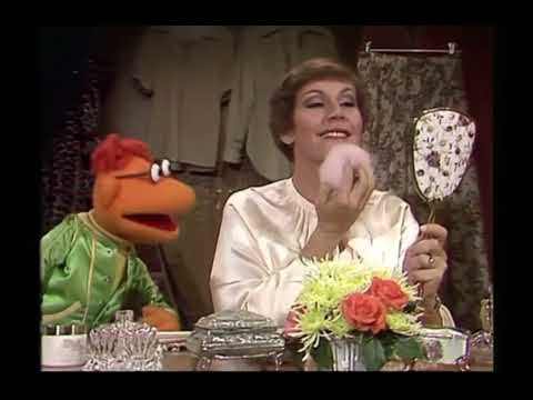 The Muppet Show - 313: Helen Reddy - Cold Open (1978)