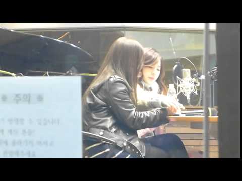 150129 SNSD Yuri helping Sunny (SunRi / YulSun) to open her bottle @ FM Date (So sweet)