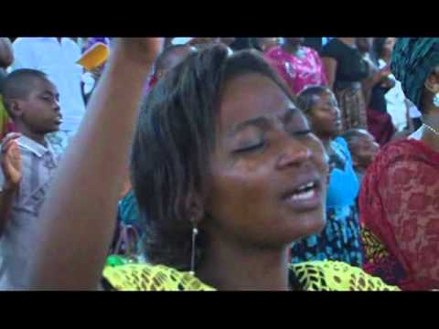 EFATHA MINISTRY MASS CHOIR - HUYO NDIYE ANASHUKA (Tenzi 98)