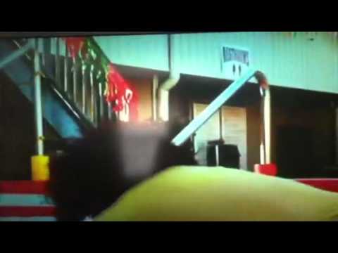 Piranha 3DD: Lizzie's death