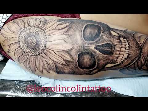 tatuagem de caveira com girassol  whip shading  Leo Colin tattoo floral