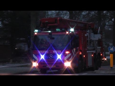 PRIO 1 Hoogwerker Purmerend 5051 naar een Stormschade op de Suze Groenewegstraat in Purmerend