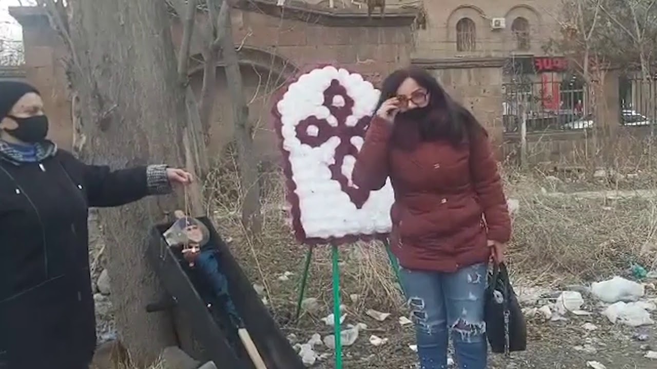 Ո՞վ է կաթողիկոսին ծաղկեպսակ դնող կինը