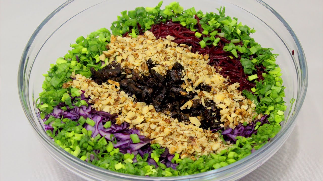 Витаминный салат из краснокочанной капусты, свеклы с черносливом и орехами.