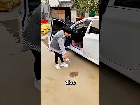 La tía y el coche lleno de barro 😂🚗#shorts #ytshorts #trendingshorts