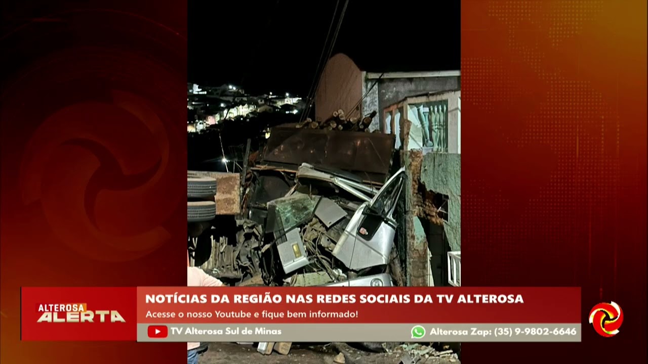 Carreta volta de ré e atinge outra no centro de Silvianópolis