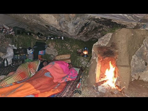Vida en cuevas de nómadas en las montañas 🗻 ¡Reconstruyendo una cueva para sobrevivir al frío mortal