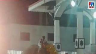 ഏറ്റുമാനൂര്‍ ക്ഷേത്രത്തിൽ ആറാട്ടിനിടെ ആന വിരണ്ടു; നാലുപേര്‍ക്ക് പരുക്ക് video