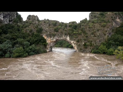 Crue de l'Ardèche sous le Pont d'Arc (4K)