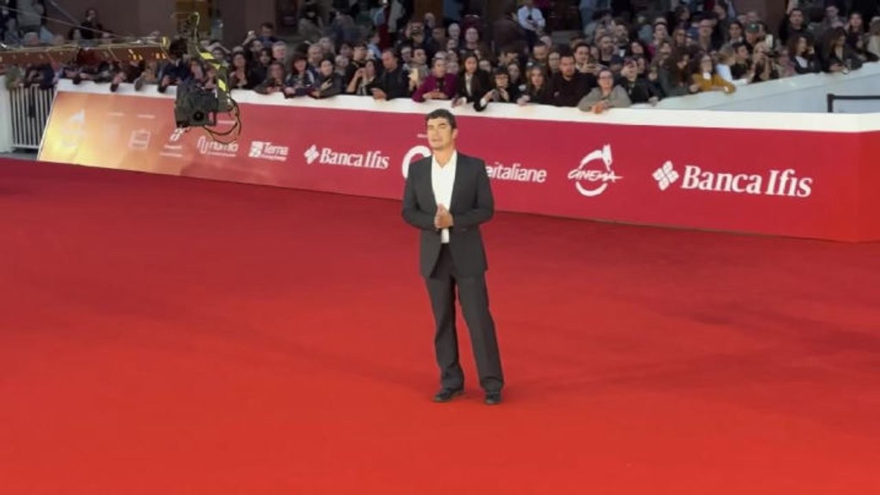 Riccardo Scamarcio in posa per i fotografi sul red carpet della Festa del Cinema di Roma
