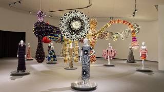 Joana Vasconcelos fusiona arte y alta costura en una exposición en Lisboa dedicada a Valentino