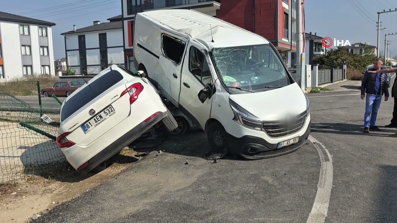 Otomobilin çarptığı minibüs park halindeki aracın üzerine çıktı: 3 yaralı