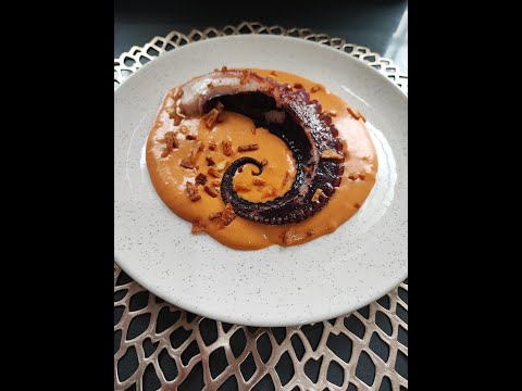 Pulpo sobre cama de crema de patata.