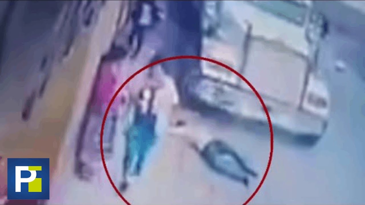 Putar video Un camión le pasa por encima a un hombre presuntamente ebrio que estaba acostado en una calle sekarang Un camión le pasa por encima a un hombre presuntamente ebrio que estaba acostado en una calle