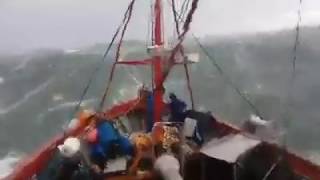 Ciclone Barco de Pesca pega ondas Gigantes em alto mar 08/2017