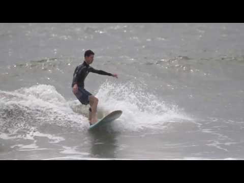 Lustige Wellen am Hunting Beach