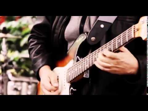 Vali Cáceres  uses iPad as a guitar amp  audience reaction is priceless