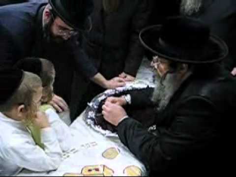 Klausenberger Rebbe distributing money to children for Hanukah