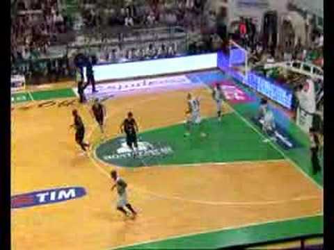 Gioco di squadra tra Travis Best, Tyrone Grant e Christian Drejer (VidiVici Bologna)