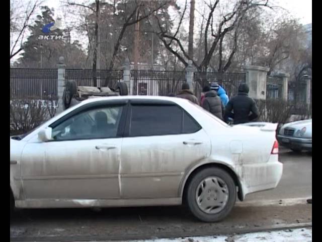 Автомобиль перевернулся от столкновения с бордюром