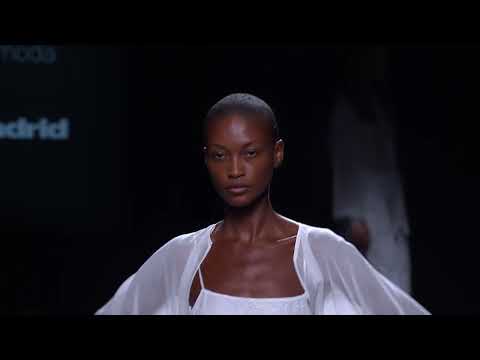 Resumen del Desfile de ANGEL SCHLESSER | Liturgia 2025