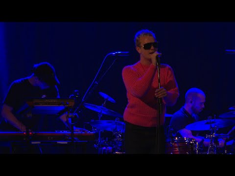 Lou Asril in auf der Bühne Purkersdorf