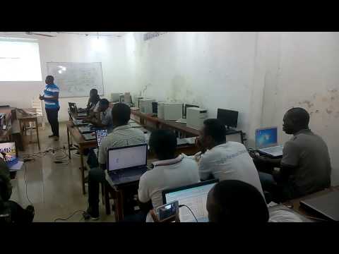 Séance de formation dans le labo informatique
