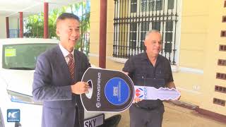 China dona un automóvil eléctrico al organismo rector del deporte en Cuba