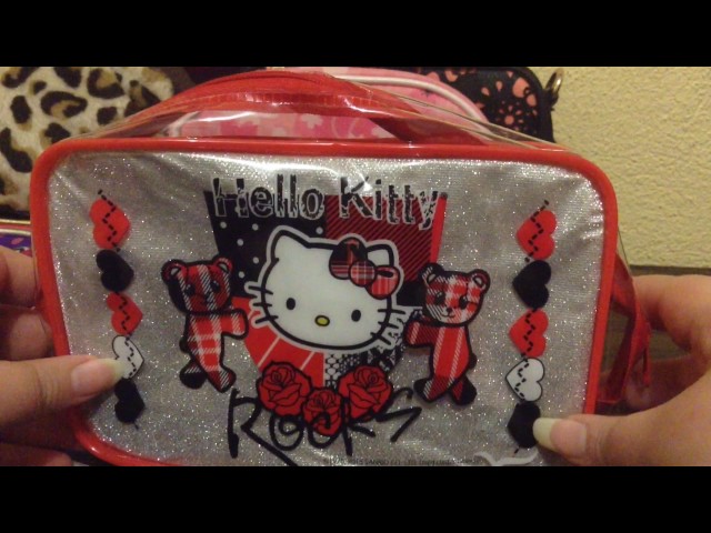 Vídeo relacionado con Get Trend Hello Kitty Sanrio Neceser de Viaje Mujer Niña, Set de Ducha 5 Piezas, Gorro de Ducha, Esponja de Baño, Cepillo, Diadema Suave y Bolsa Transparente (Rosa Hello Kitty)