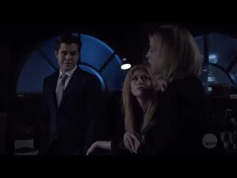 Arrow 7x22 Future Felicity helps Everyone Scene