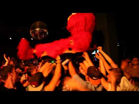 Elmo Crowdsurfing at Hypercat - 05.07.2013