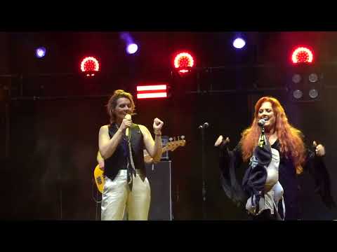 Wynonna Judd & Brandi Carlile - Ain't No Thang - Bra's thrown at Wy - Girls Just Wanna - Mexico 1/10