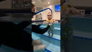 Download lagu Bayi belajar berenang #shorts #bayi #swimmingpool #berenang #latihan #air #belajar mp3