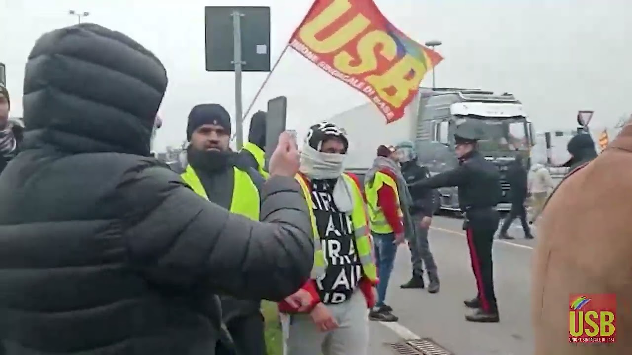 Calcio, scontri tra la polizia e i lavoratori durante uno sciopero