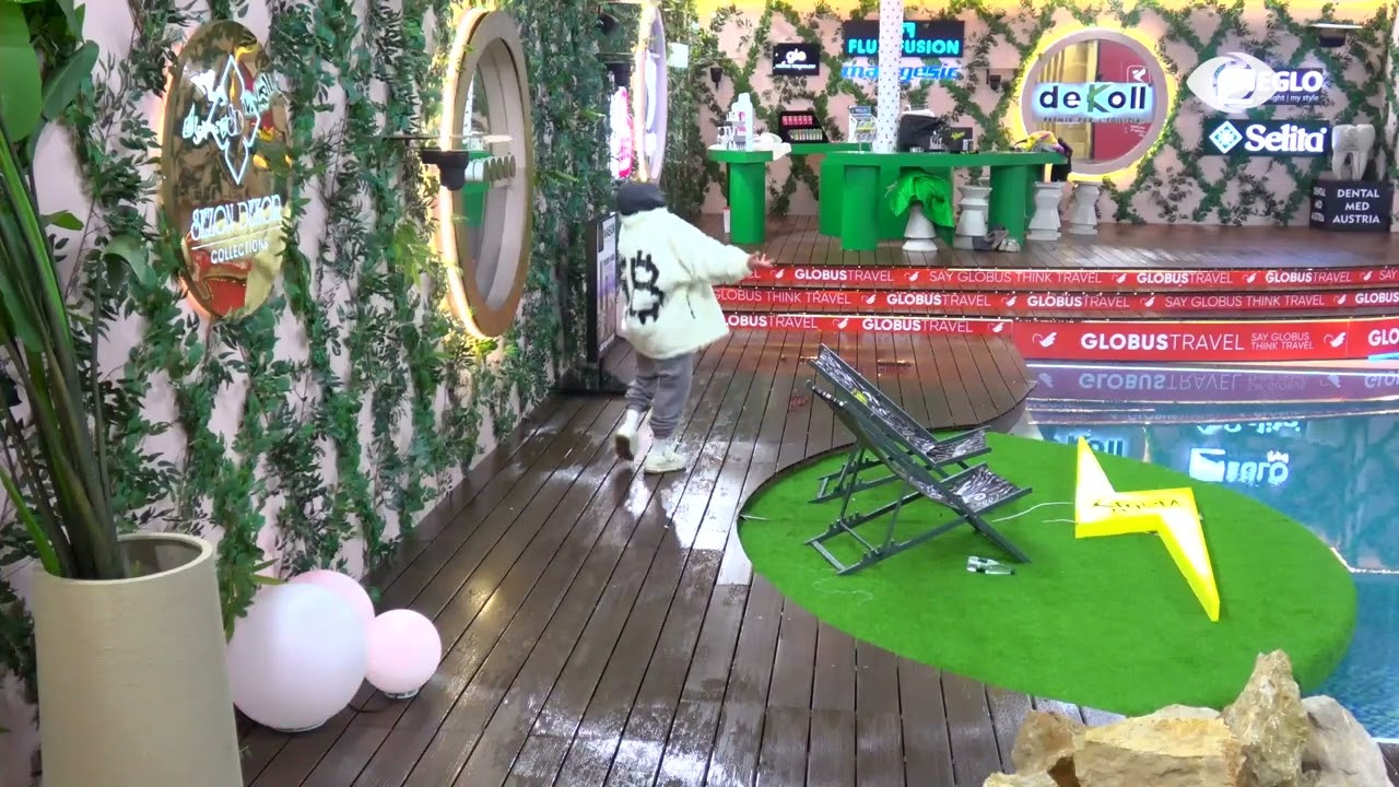 Gjesti këndon dhe kërcen nën ritmet e muzikës